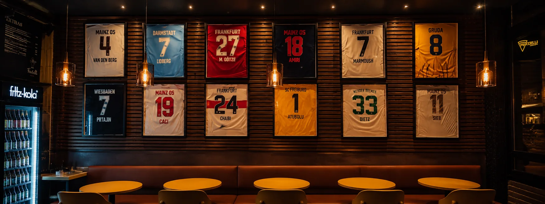 Die gerahmten Fußballtrikots an der Wand von Fratelli