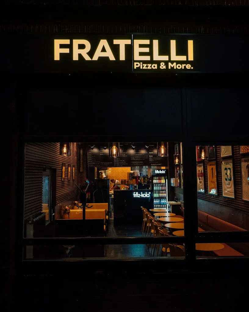 Die beleuchtete Fassade von Fratelli bei Nacht